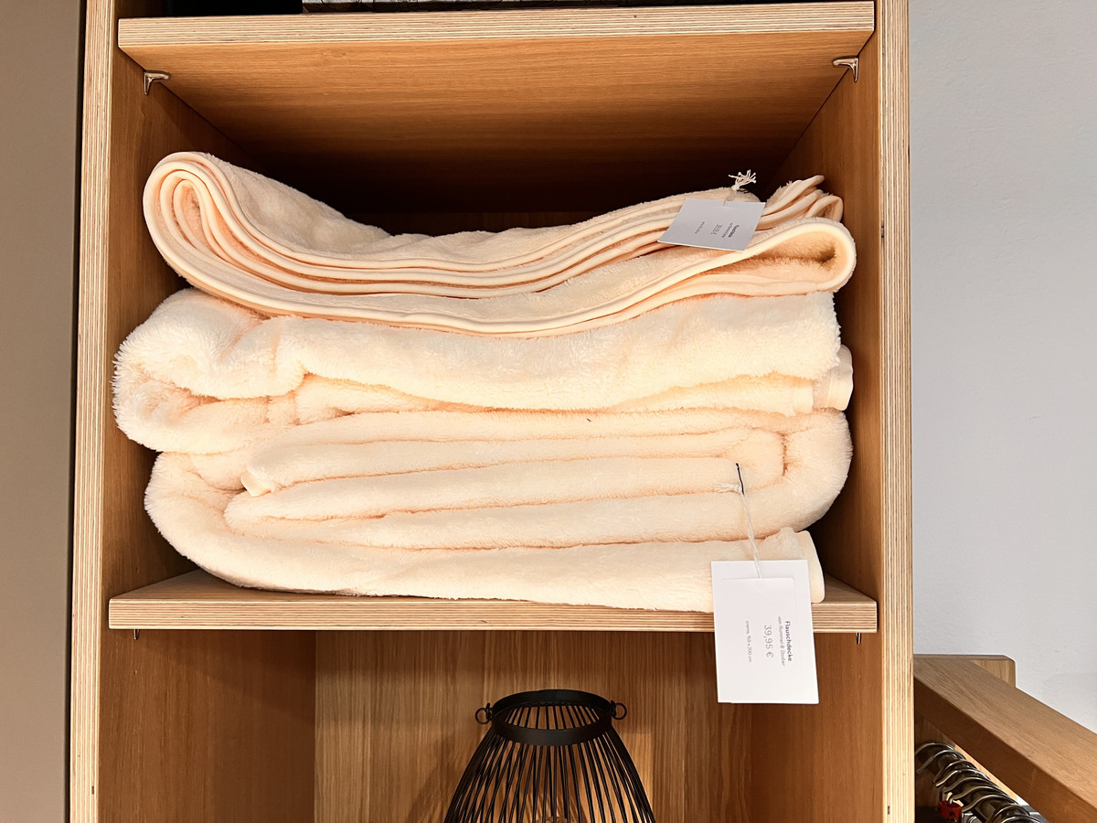 Flauschdecken in cremeweiß (2Stück) und in braun (1 Stück)