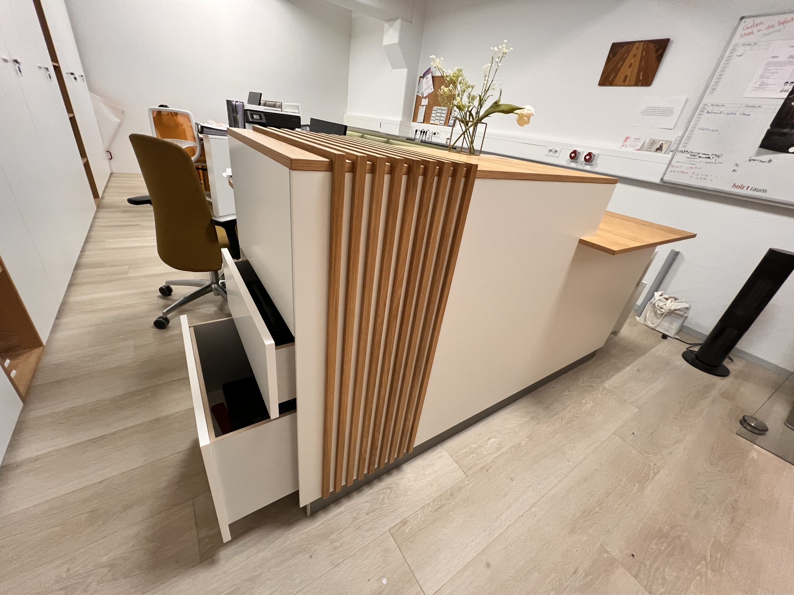Empfangstresen made by Holztraum Design Franziska Regler (Innenarchitektin)