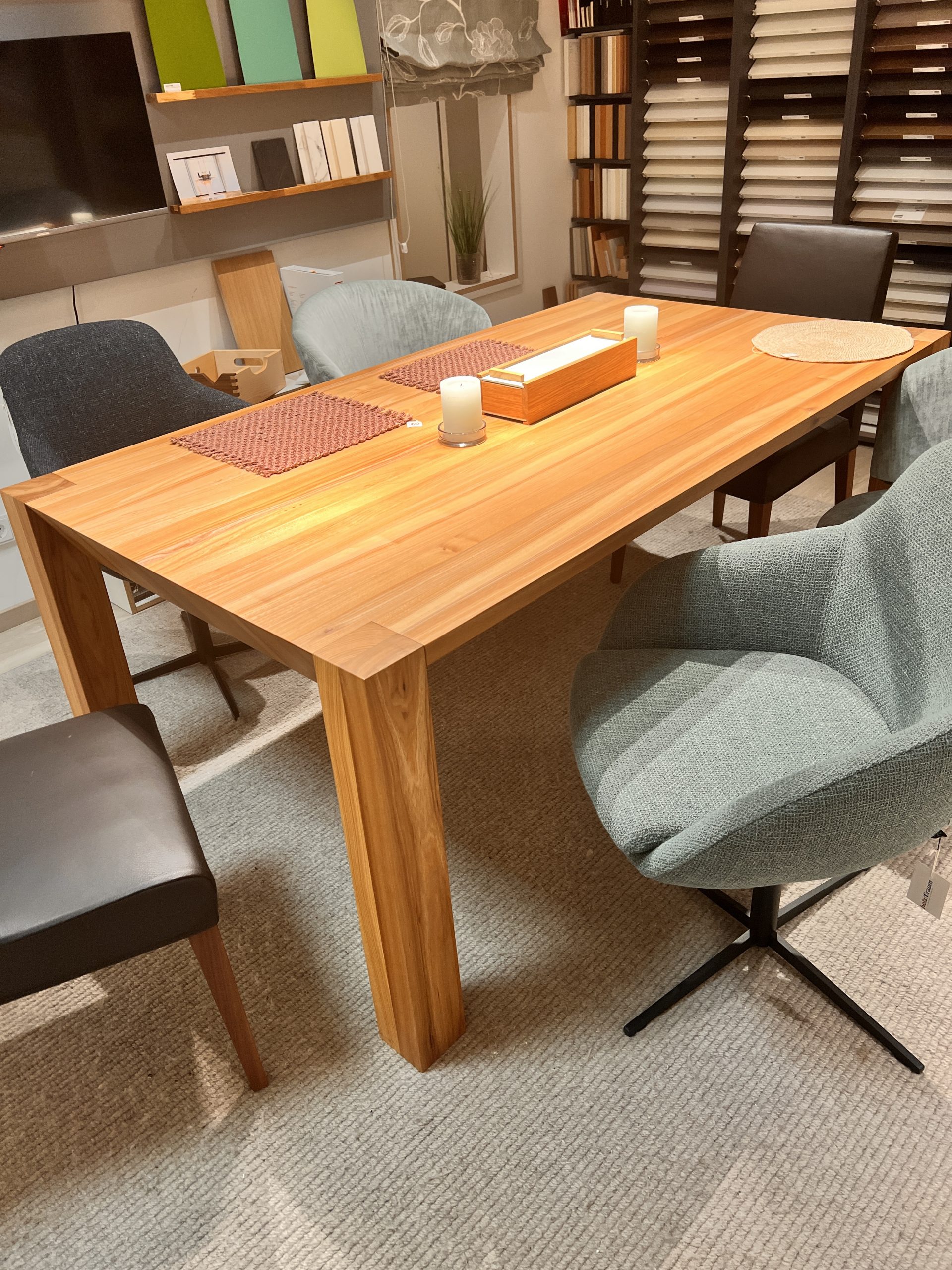 Eßtisch in Ulme/Rüster geölt 180 x 200 cm mit oder ohne Eßstühlen