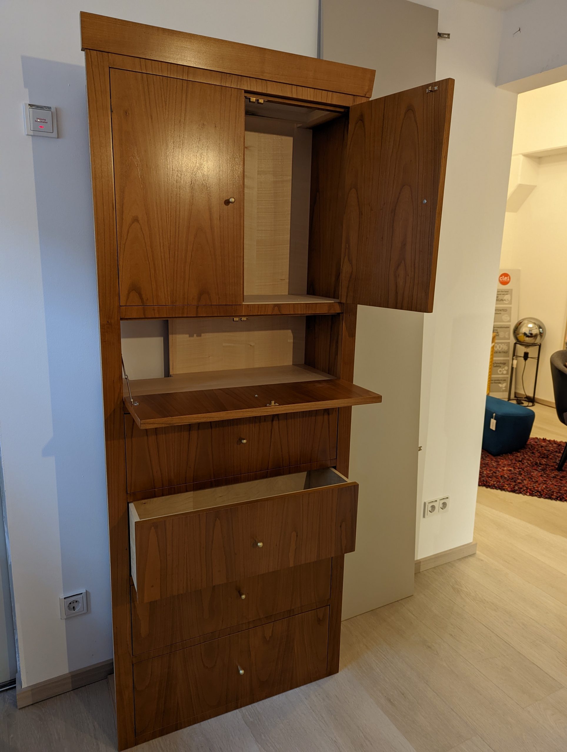 Kirschbaumschrank, Eigenfertigung der Schreinerei