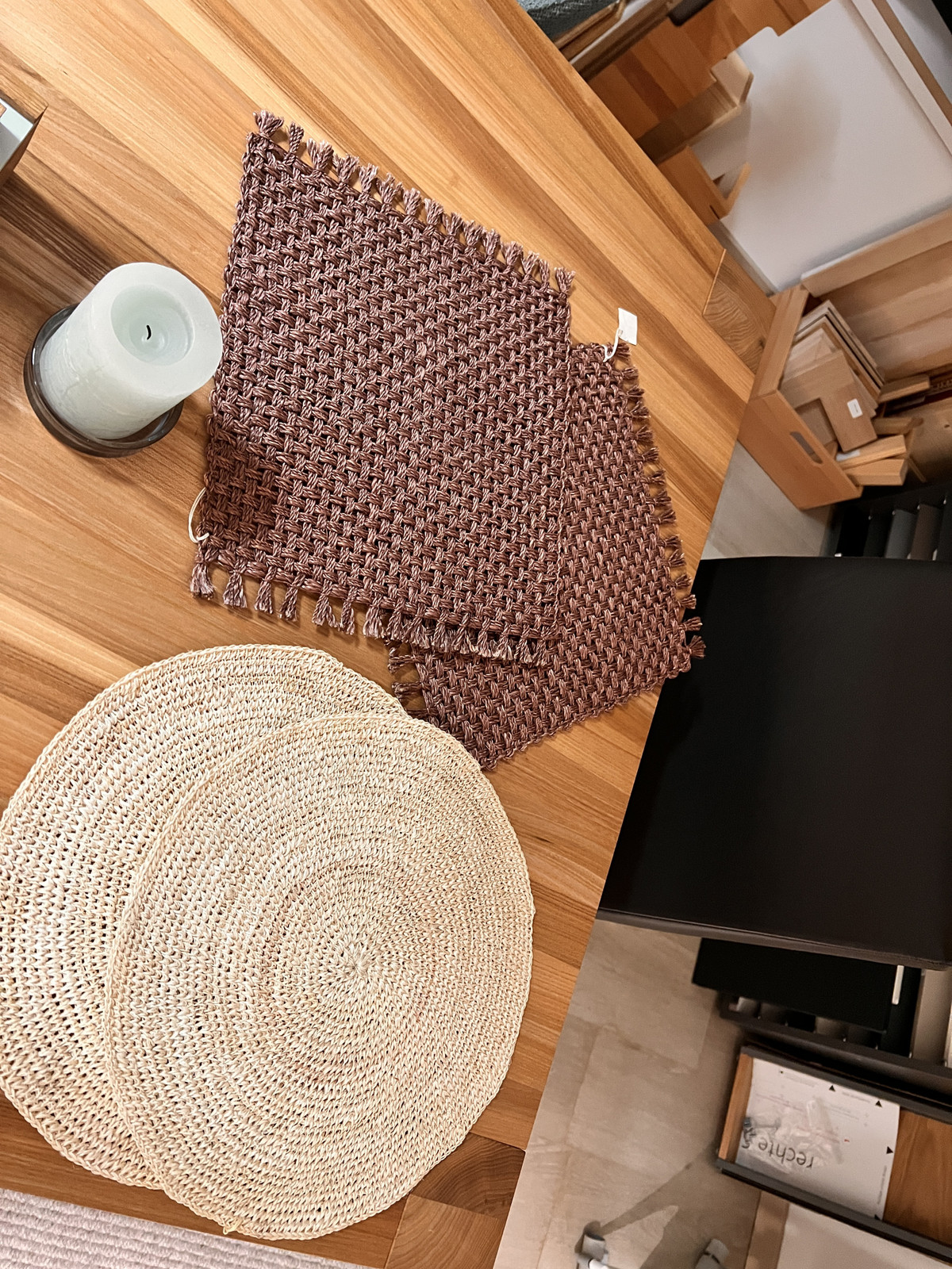 Tischsets eckig und rund in cremeweiß und dunkellila, Material: Bast / Sisal