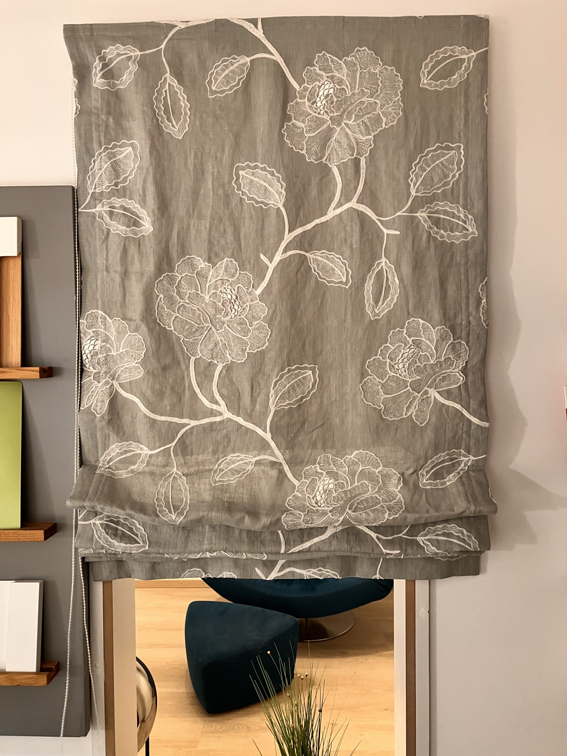 Faltrollo mit exclusiven Stoff, bestickt in blaugrau mit weißer Bestickung