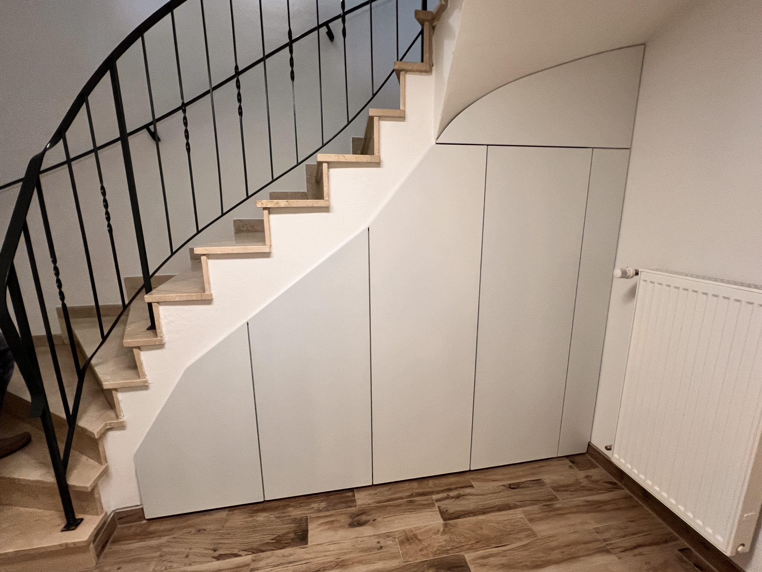 angepasster Treppenschrank, weiß lackiert