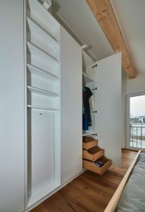 Kleiderschrank_weiß_lackiert_mit_ Eichenschubladen