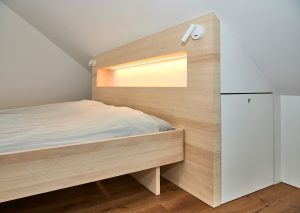Bett_in_Tanne_weiß_pigmentiert_mit_integrierten_Licht_